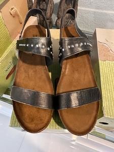 Naot Prodigy wedge sandals (bronze metal leather) size 37